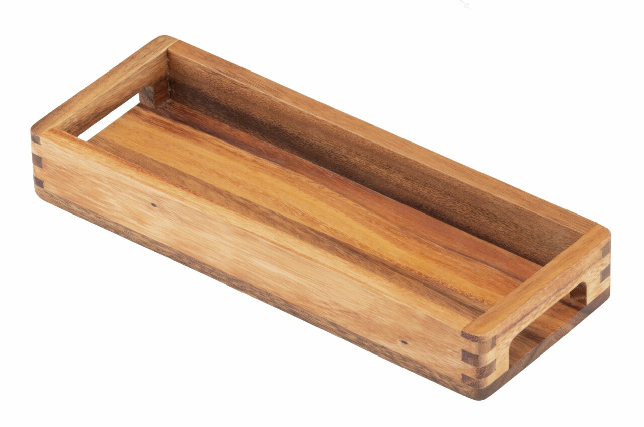 Langwerpig houten dienblad, gezien vanuit een schuin perspectief van bovenaf, met zichtbare handgrepen aan de zijkanten.