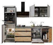 Moderne Küchenzeile mit grauen und holzfarbenen Elementen, ausgestattet mit Backofen, Kühlschrank, Geschirrspüler und Hängeschränken. Frontale Ansicht.