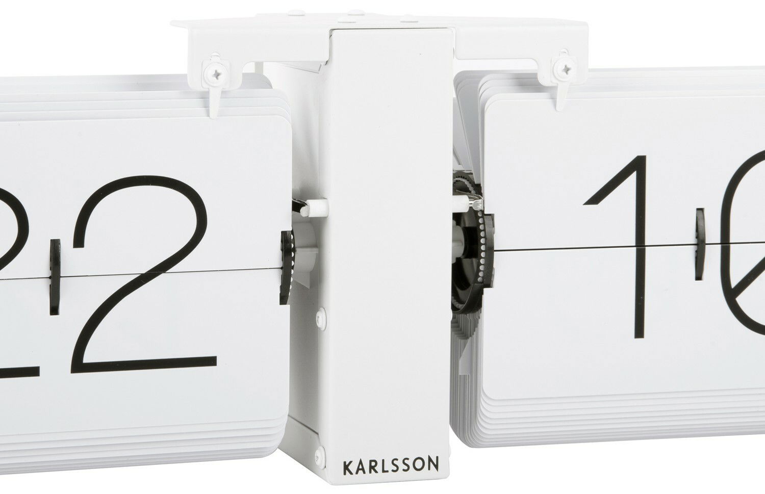 Nahaufnahme einer modernen Wanduhr mit Klappzahlen, seitliche Perspektive