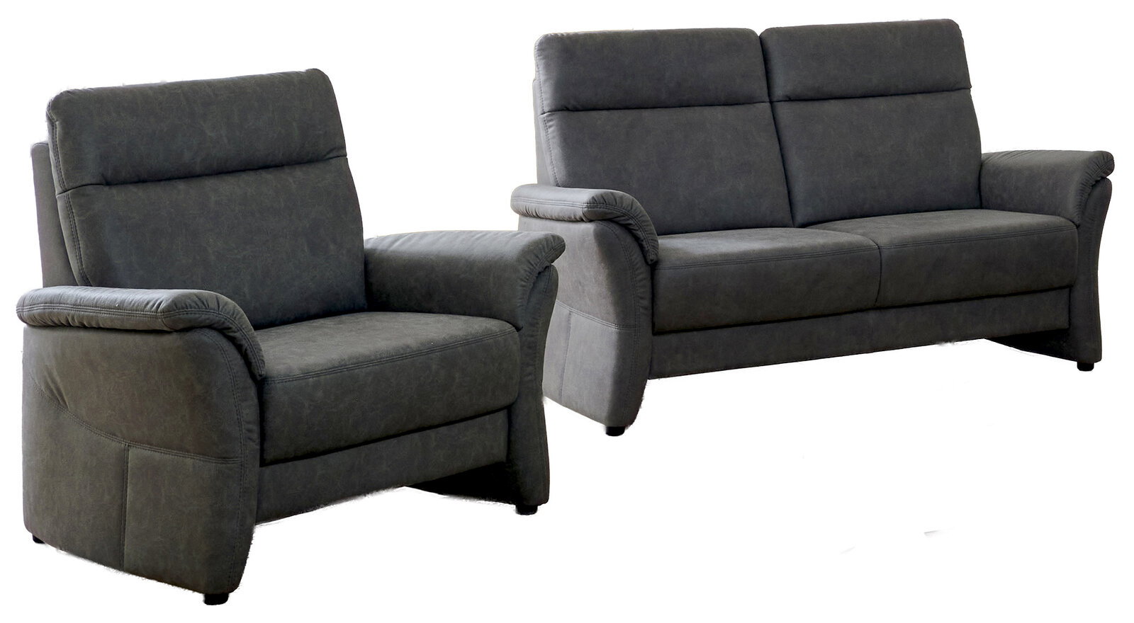 Dunkelgraues Polstermöbel-Set aus 2-Sitzer-Sofa und Sessel mit breiten Armlehnen, in schräger Frontansicht vor weißem Hintergrund