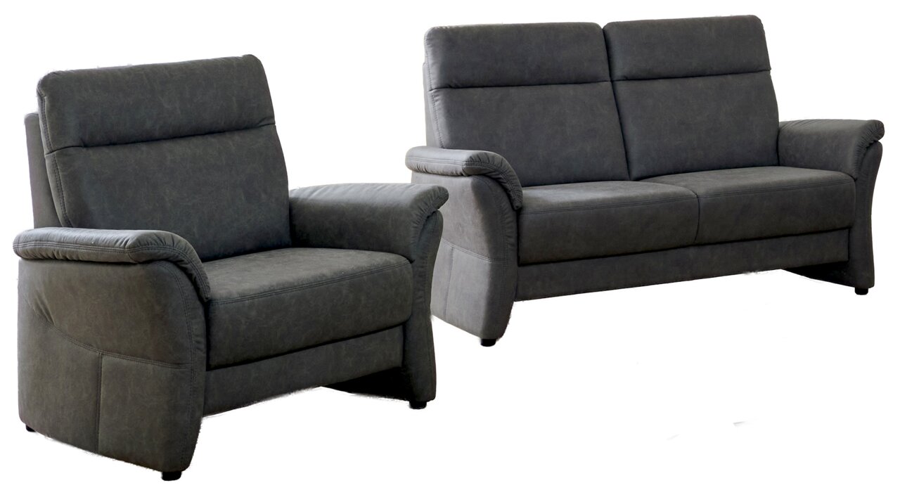 Dunkelgraues Polstermöbel-Set aus 2-Sitzer-Sofa und Sessel mit breiten Armlehnen, in schräger Frontansicht vor weißem Hintergrund