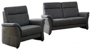 Dunkelgraues Polstermöbel-Set aus 2-Sitzer-Sofa und Sessel mit breiten Armlehnen, in schräger Frontansicht vor weißem Hintergrund