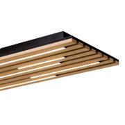 Moderne Deckenleuchte mit Holzlamellen, seitliche Perspektive