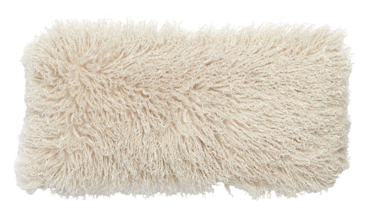 Rechthoekig, donzig kussen in crème/beige met lang, krullend vacht, vrijstaand op een witte achtergrond, vooraanzicht.