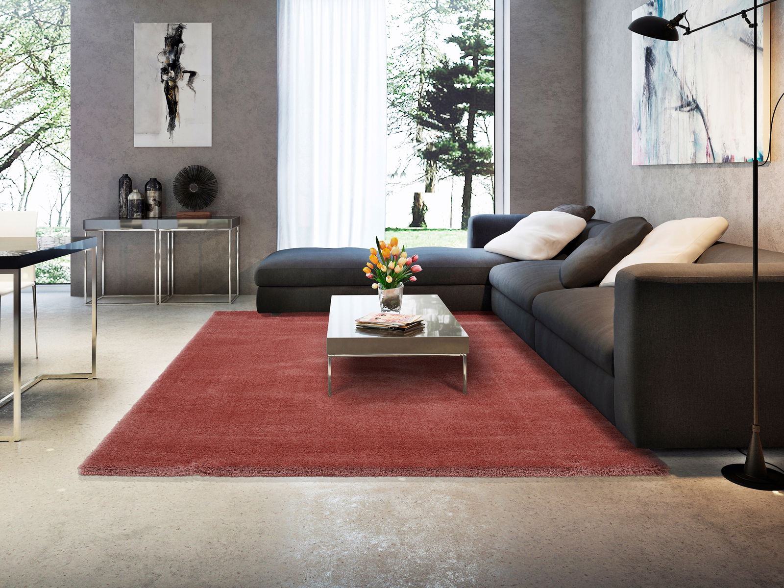 Moderner Wohnraum mit rotem Teppich, grauem Sofa und Glastisch, seitliche Perspektive