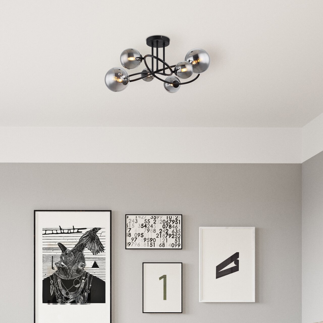 Moderne Deckenleuchte mit fünf kugelförmigen Lampen, schwarzem Gestell, von unten betrachtet in einem stilvoll eingerichteten Raum.