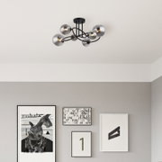 Moderne Deckenleuchte mit fünf kugelförmigen Lampen, schwarzem Gestell, von unten betrachtet in einem stilvoll eingerichteten Raum.