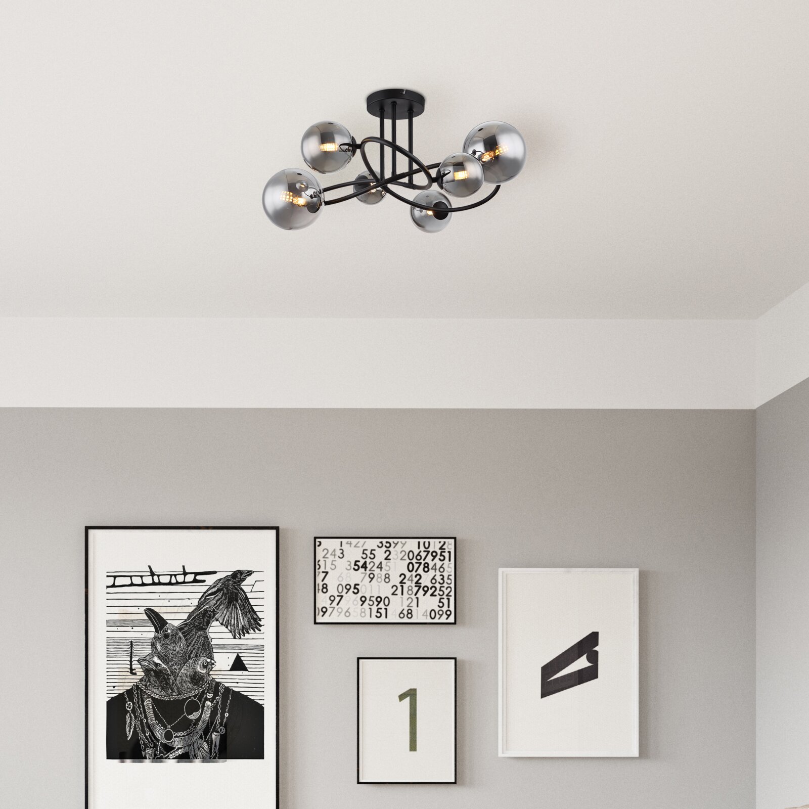 Moderne Deckenleuchte mit fünf kugelförmigen Lampen, schwarzem Gestell, von unten betrachtet in einem stilvoll eingerichteten Raum.