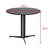 Runder Beistelltisch mit schwarzer Tischplatte und dreibeinigem Metallgestell, seitliche Perspektive