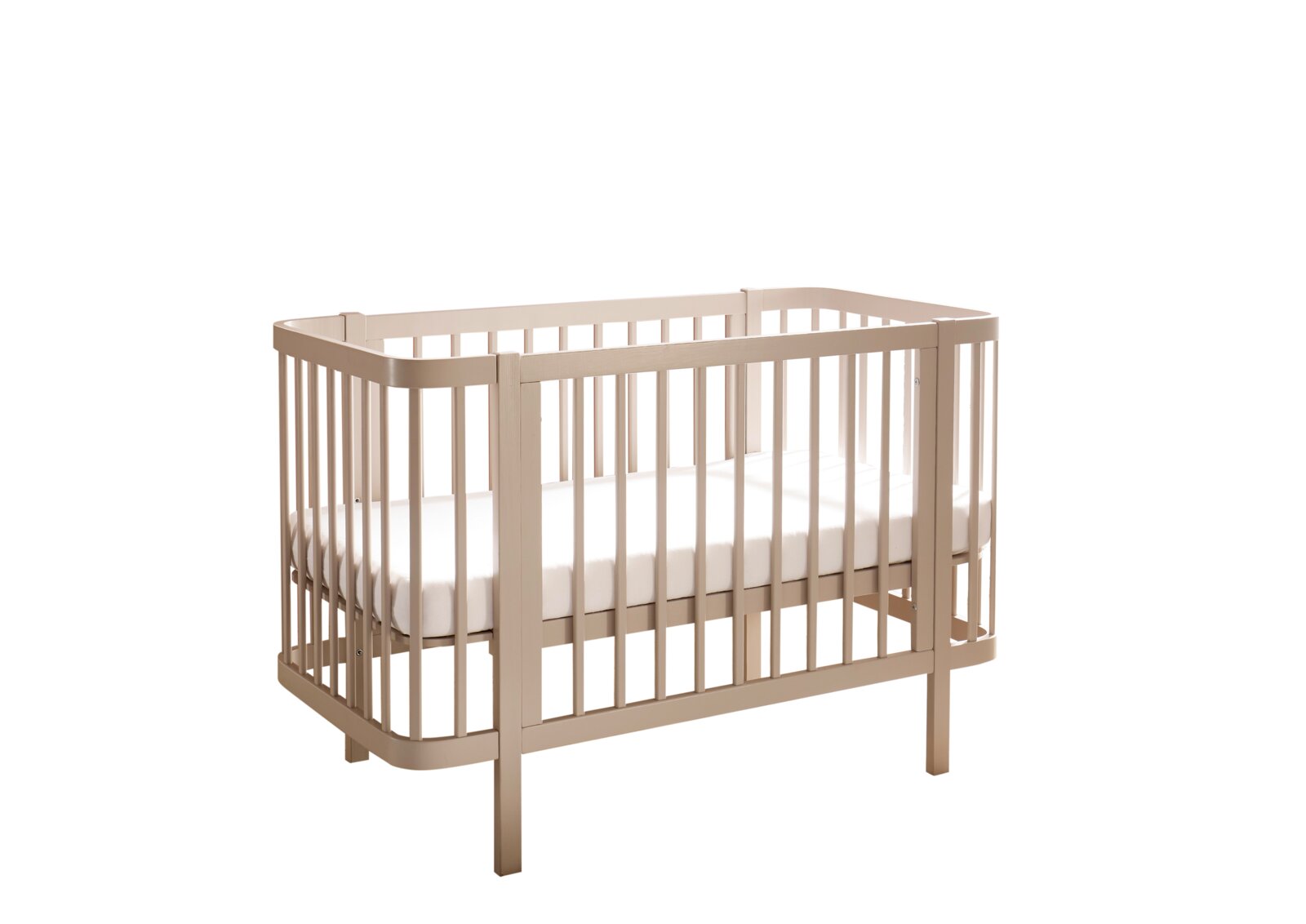 Beiges Baby-Gitterbett aus Holz mit Matratze, freigestellt auf weißem Hintergrund, in schräger Frontansicht (3/4-Perspektive) von vorne rechts.