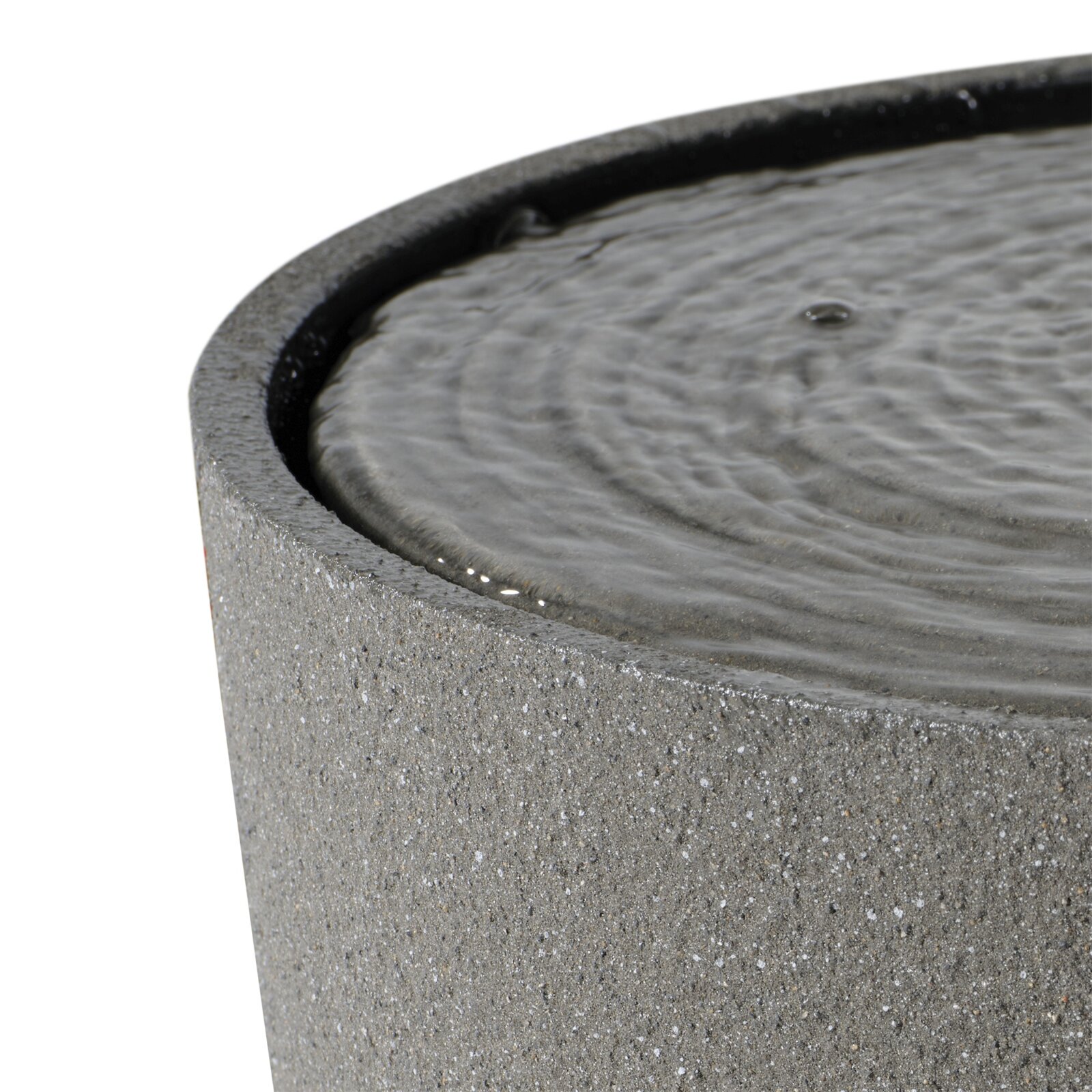Detailaufnahme eines runden grauen Beton- oder Steinbrunnens mit Wasseroberfläche und kleinen Wellen, Perspektive schräg von oben auf den Rand
