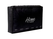 Schwarze Verpackung der Luxe Duo-Decke von Home by Tempur, seitliche Perspektive