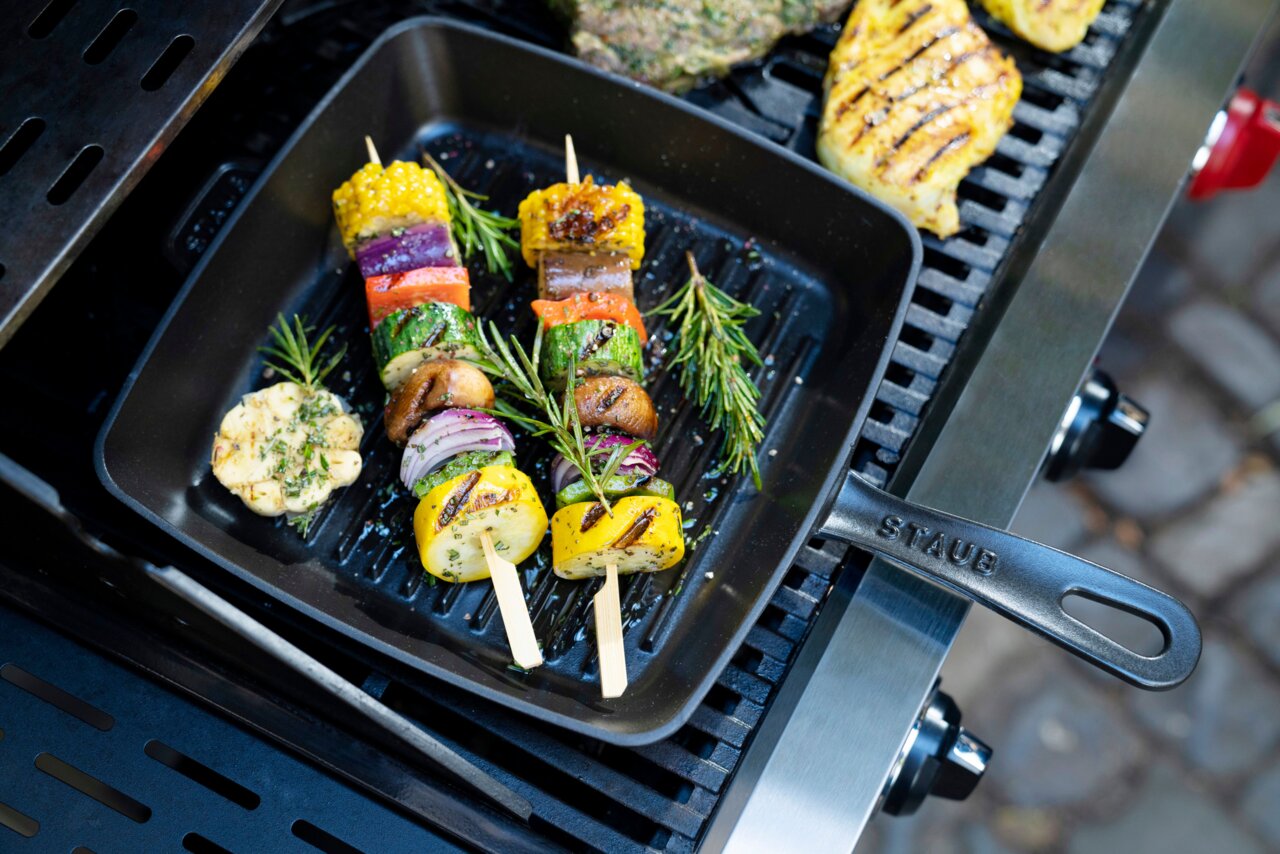 Grillpfanne 26x26 cm mit Gemüse-Spießen und Kräutern, von oben fotografiert