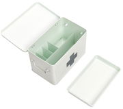 Offene weiße Metall-Medizinbox mit Fächern, von oben betrachtet