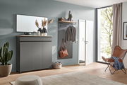 Modernes Garderoben-Set in einem stilvollen Raum mit Spiegel, Schrank und Hakenleiste, seitliche Perspektive.