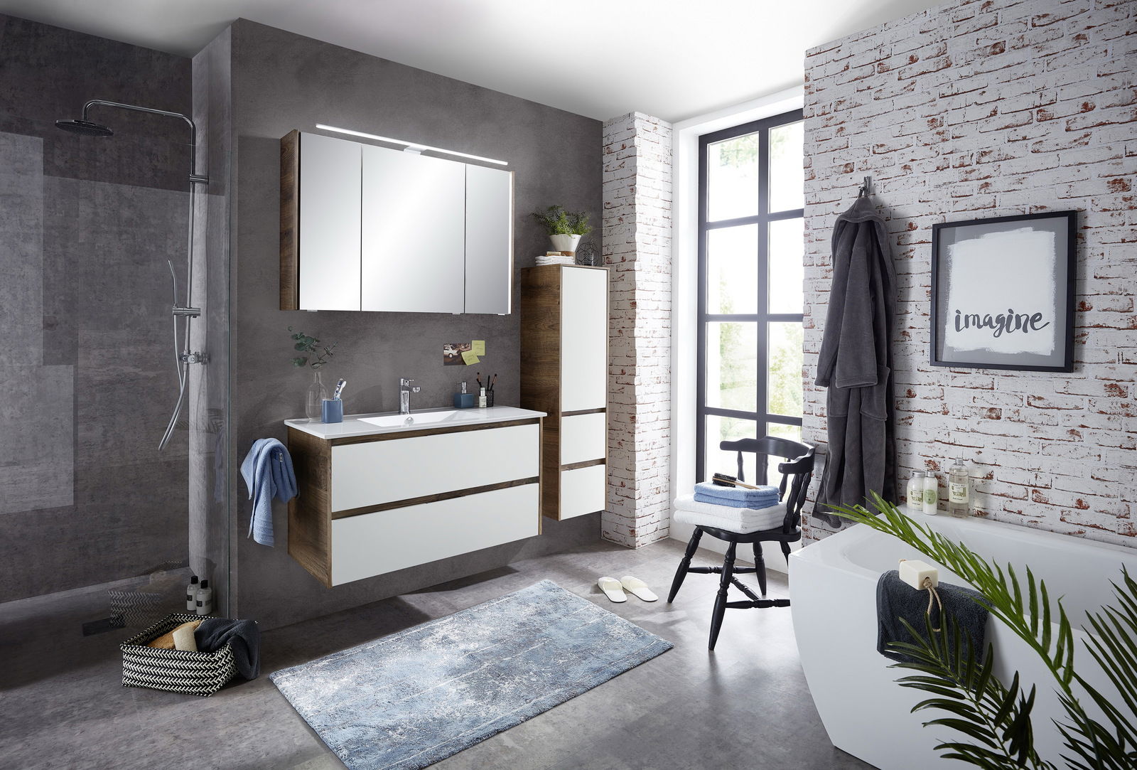 Moderne Badkombination mit Waschbecken, Spiegel und Stauraum, seitliche Perspektive