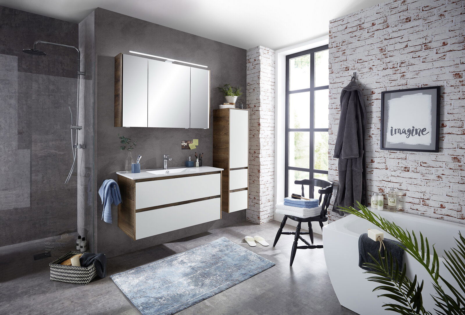 Moderne Badkombination mit Waschbecken, Spiegel und Stauraum, seitliche Perspektive