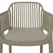 Vorderansicht eines modernen Stapelsessels mit Armlehnen und Sitzkissen in neutralem Farbton.