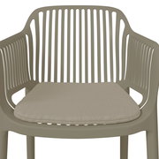 Vorderansicht eines modernen Stapelsessels mit Armlehnen und Sitzkissen in neutralem Farbton.