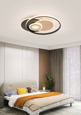 Moderne LED-Deckenleuchte in einem stilvollen Schlafzimmer, von unten betrachtet.