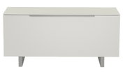 Modernes weißes TV-Lowboard mit klaren Linien und Metallbeinen, Frontalansicht