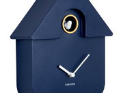 Moderne blaue Kuckucksuhr in Hausform mit goldenen Akzenten, seitliche Perspektive