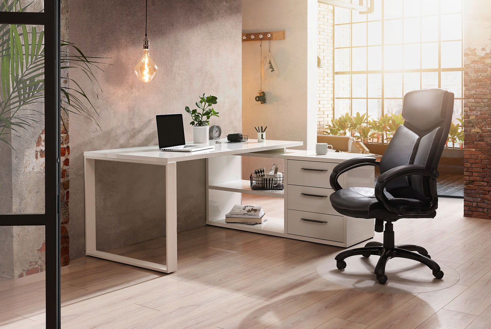 Moderner Chefsessel in schwarzem Leder, seitliche Perspektive, in einem stilvollen Büro mit Schreibtisch und Dekoration.
