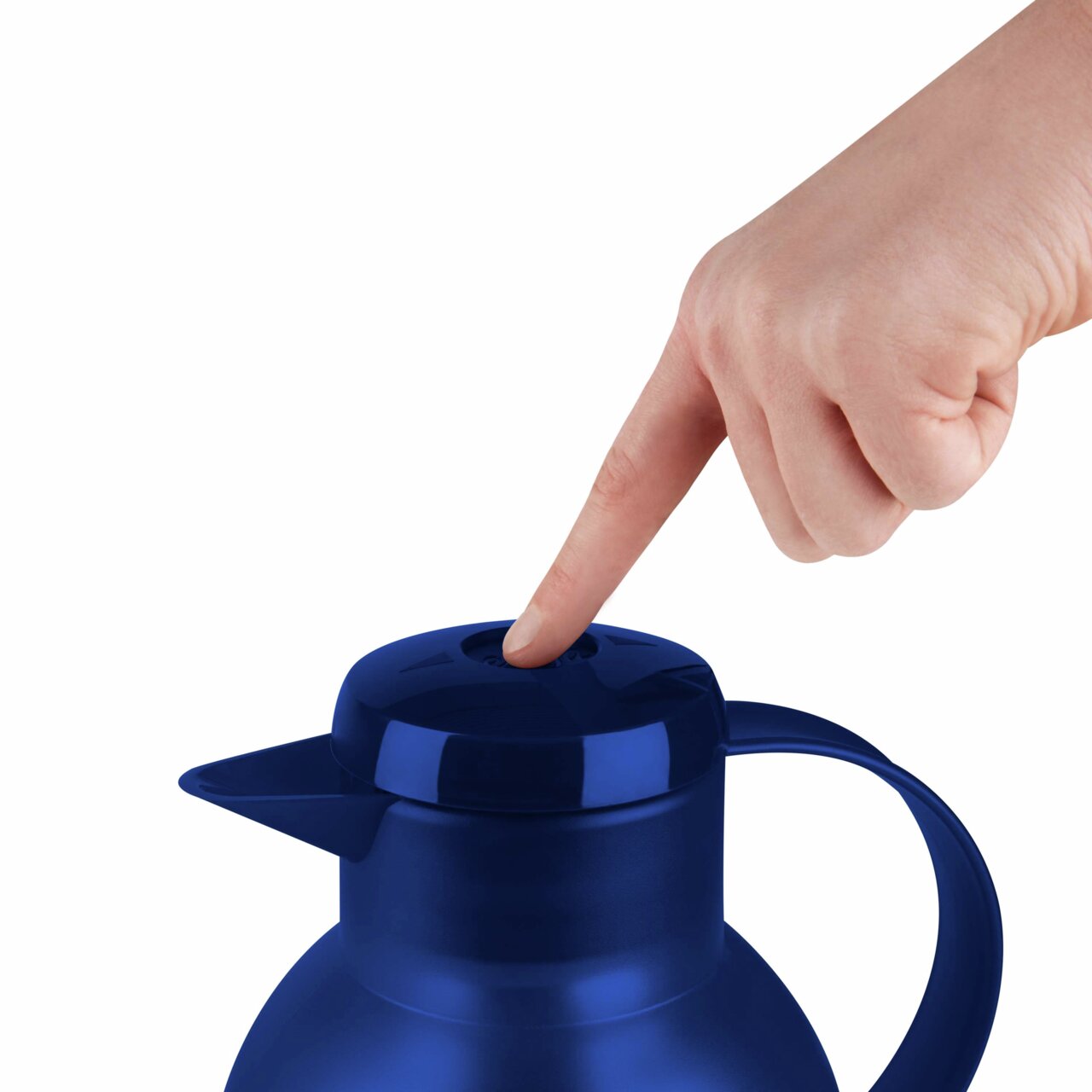 Nahaufnahme einer blauen Emsa Isolierkanne der Serie SAMBA mit einem Finger, der den Deckel drückt.