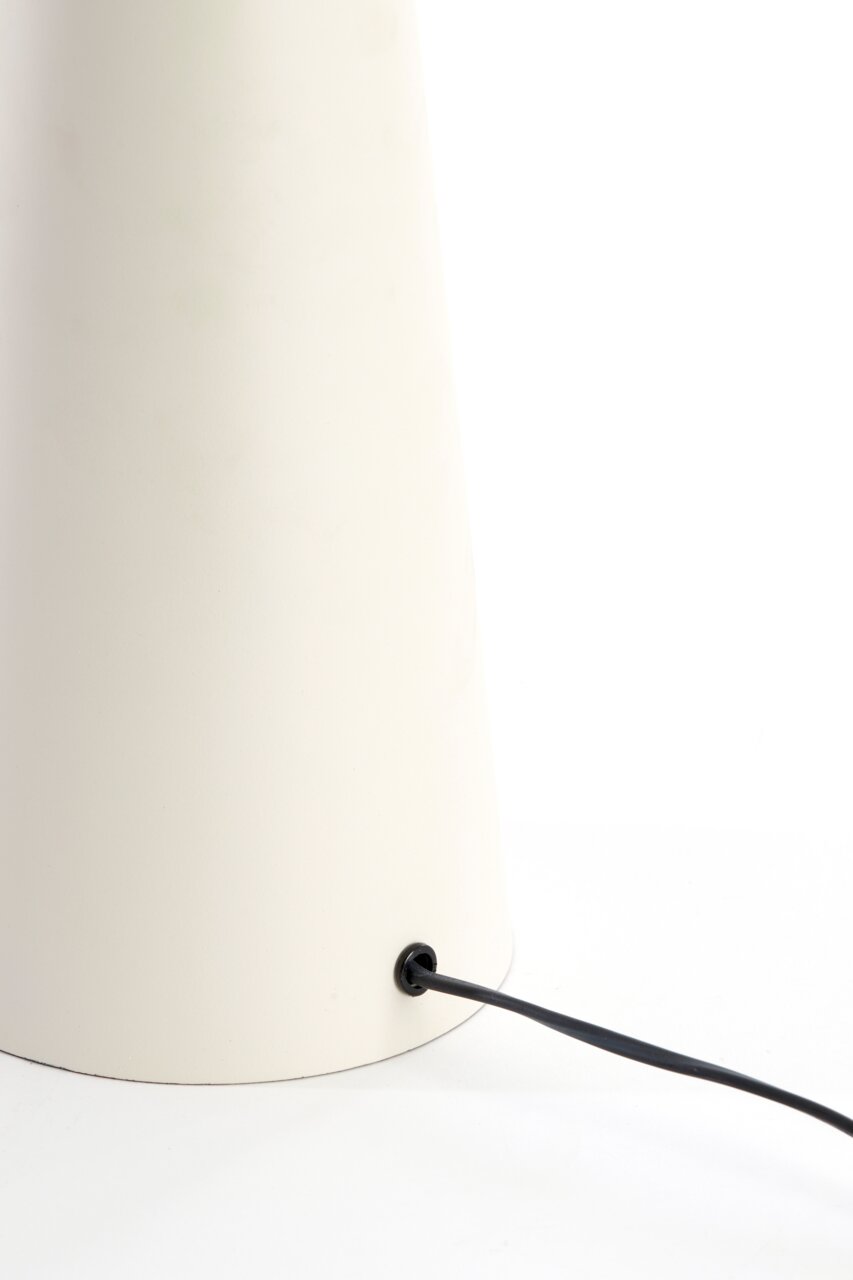 Nahaufnahme eines weißen Lampenfußes mit schwarzem Kabel, seitliche Perspektive