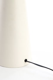 Nahaufnahme eines weißen Lampenfußes mit schwarzem Kabel, seitliche Perspektive