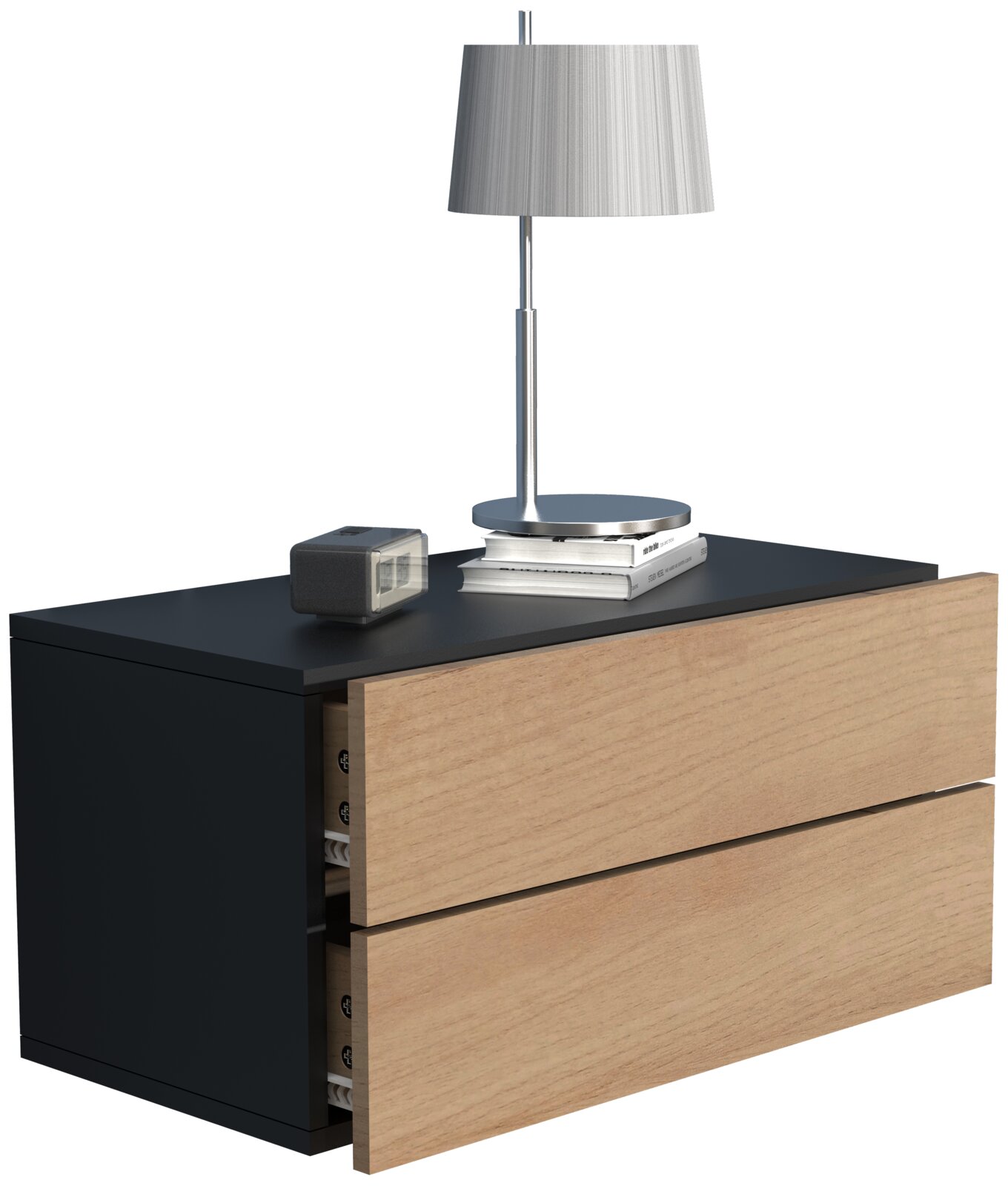 Moderne Nachttischkommode mit schwarzem Korpus und zwei Holzschubladen, eine Schublade leicht geöffnet; darauf eine silberne Tischlampe, Bücherstapel und ein kleiner Wecker, Ansicht schräg von vorne links.