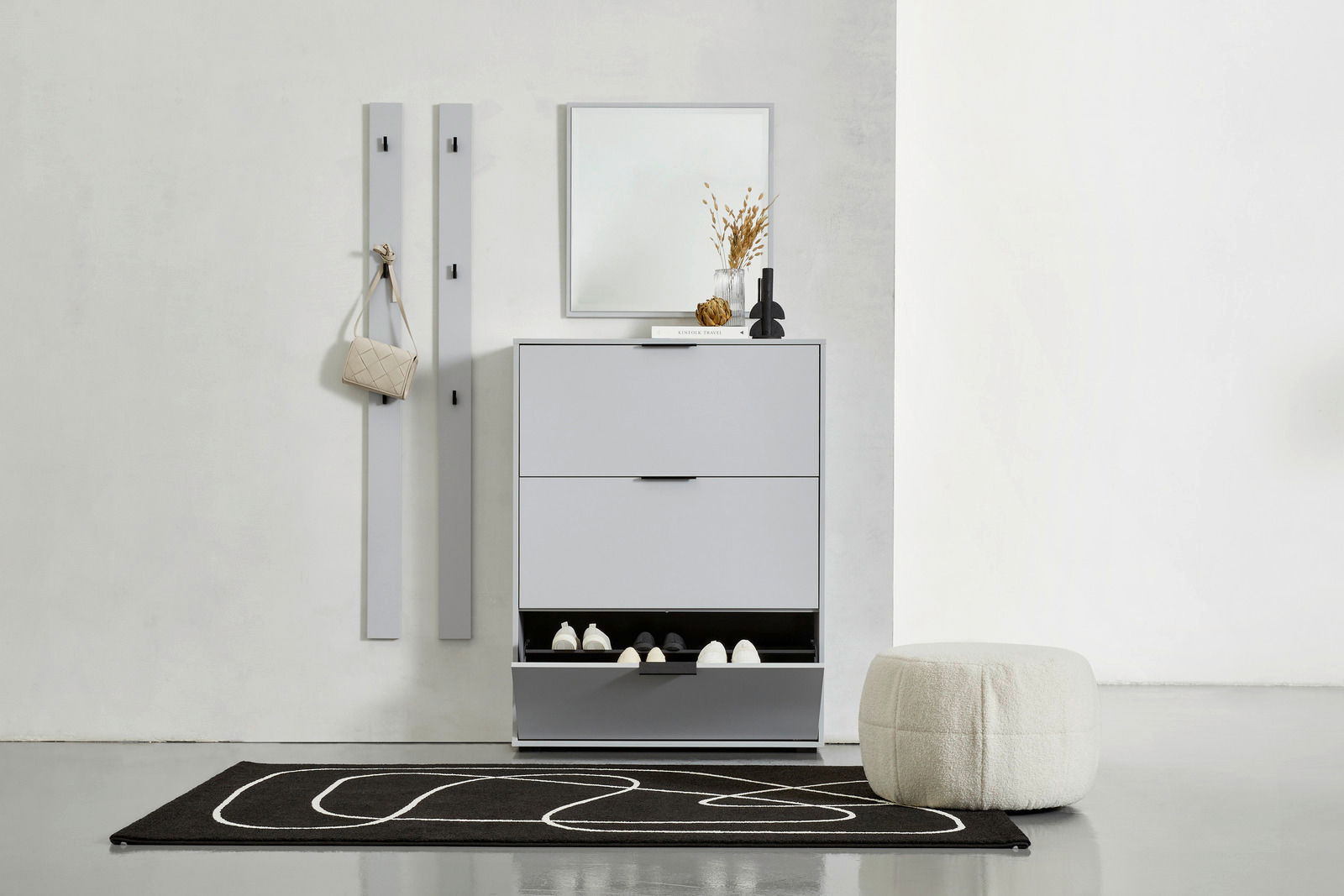 Hom´in Spiegel JOLLY Moderner Eingangsbereich mit einem grauen Schuhkipper, zwei Garderobenpaneelen und einem Spiegel. Perspektive von vorne.