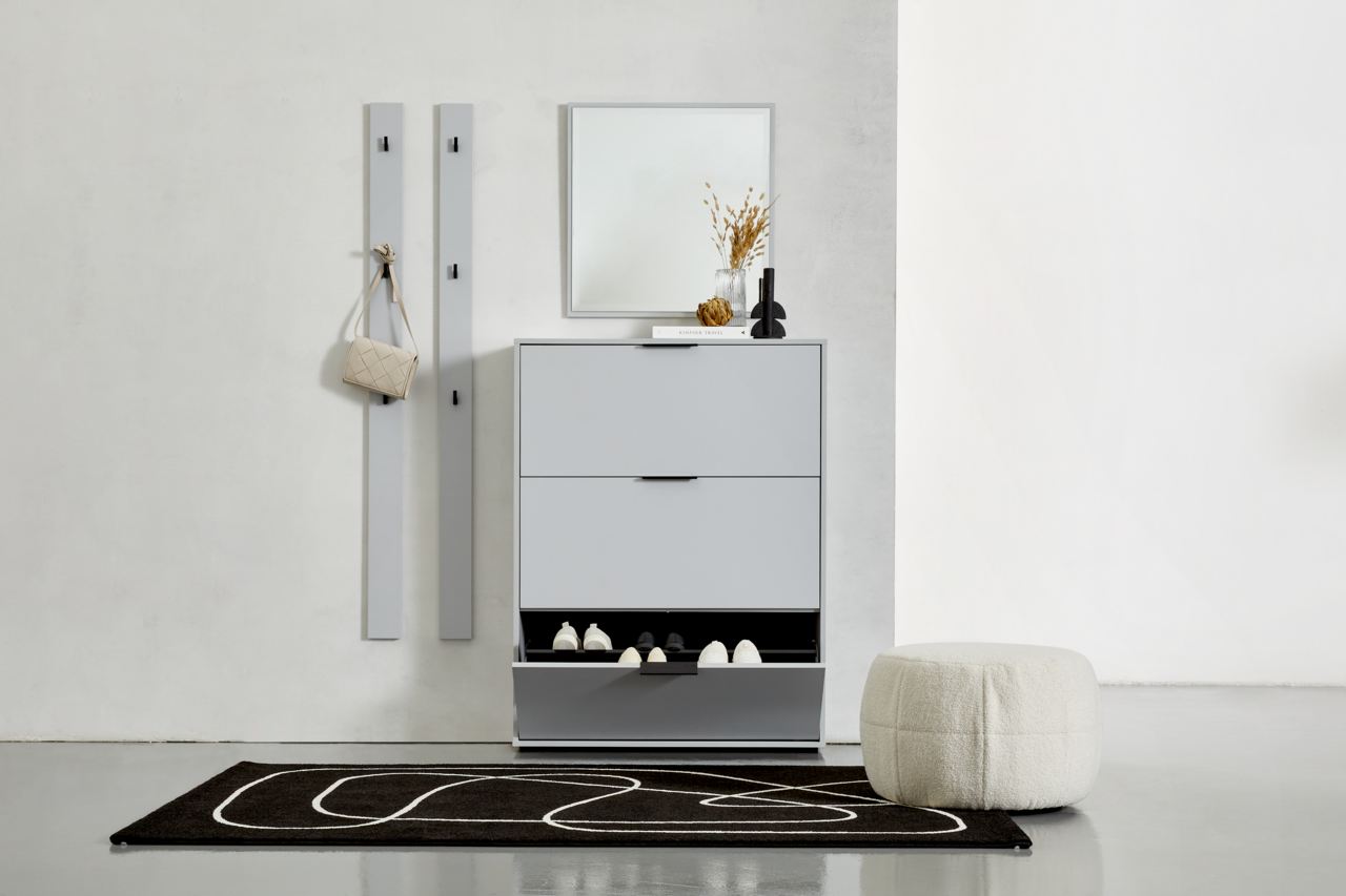 Hom´in Spiegel JOLLY Moderner Eingangsbereich mit einem grauen Schuhkipper, zwei Garderobenpaneelen und einem Spiegel. Perspektive von vorne.