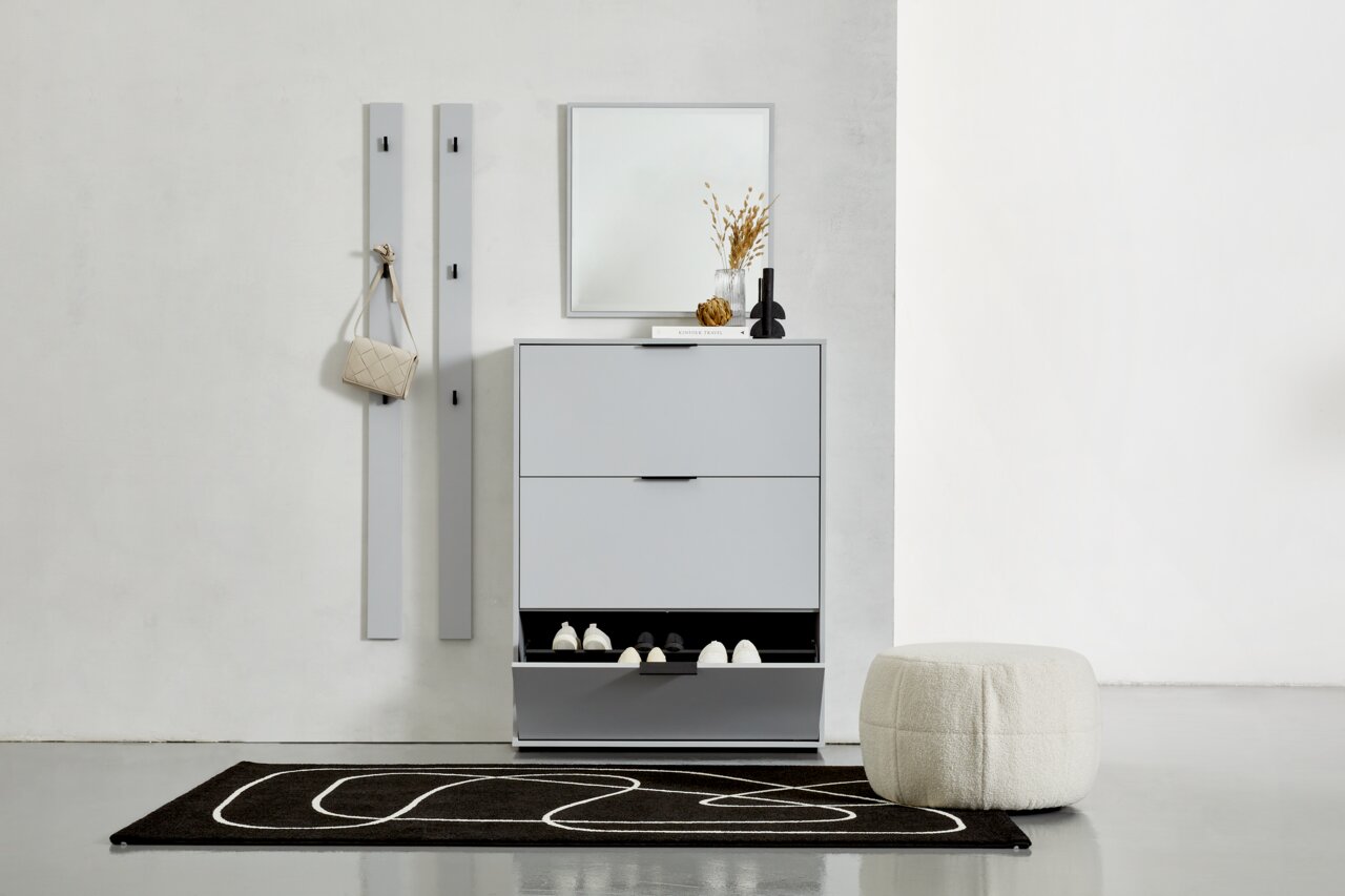 Hom´in Garderobenpaneel-Set lang JOLLY Moderner Eingangsbereich mit einem grauen Schuhkipper, zwei Garderobenpaneelen und einem Spiegel. Perspektive von vorne.