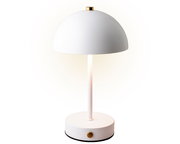 Moderne LED Tischleuchte in Weiß mit halbrundem Schirm und goldenen Akzenten, seitliche Perspektive