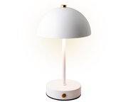 Moderne LED Tischleuchte in Weiß mit halbrundem Schirm und goldenen Akzenten, seitliche Perspektive