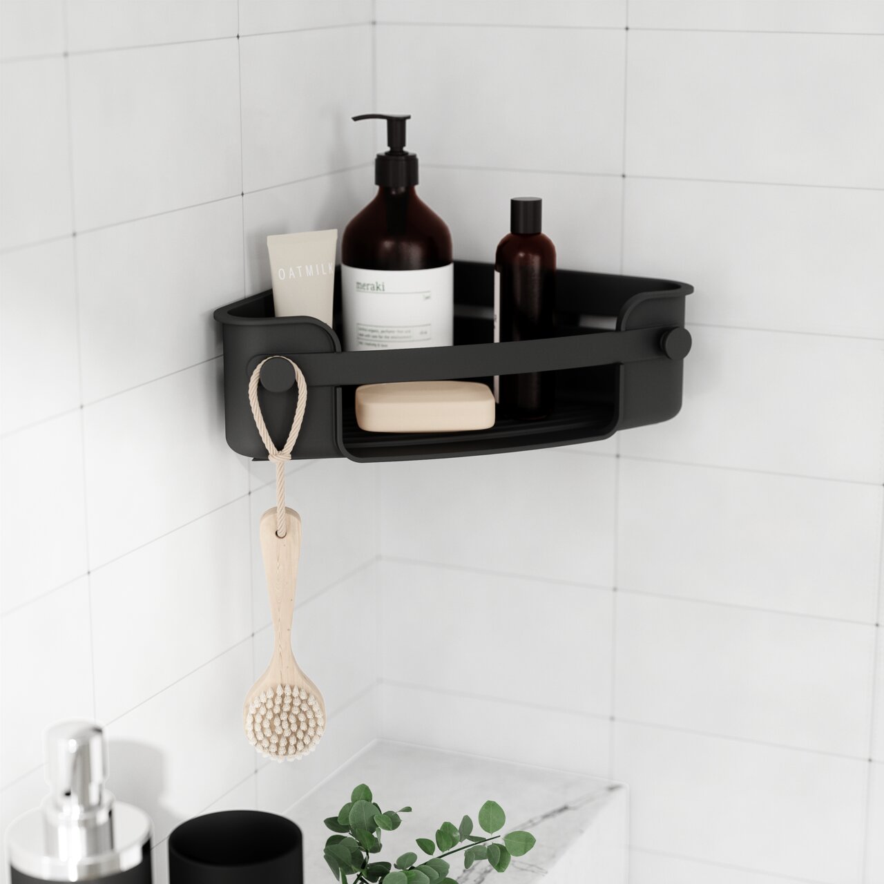 Umbra Eckduschablage FLEX Schwarzer Eckregal mit Gel-Lock-Technologie, montiert in einer Badezimmer-Ecke, gefüllt mit Pflegeprodukten und einer hängenden Bürste. Perspektive von vorne.
