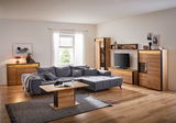 Moderne Wohnzimmeransicht mit grauem Ecksofa, Holzcouchtisch und stilvollen Vitrinen in Holzoptik, seitliche Perspektive.