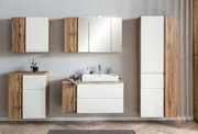Moderne Badezimmermöbel in Holzoptik mit weißen Fronten, bestehend aus Hochschrank, Waschbeckenunterschrank und Hängeschränken, frontal betrachtet.