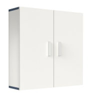 Weißer zweitüriger Wandschrank/Hängeschrank mit zwei silberfarbenen Griffen und dunkelblauen Akzenten, aus schräger Frontansicht (leicht von links) freigestellt auf weißem Hintergrund