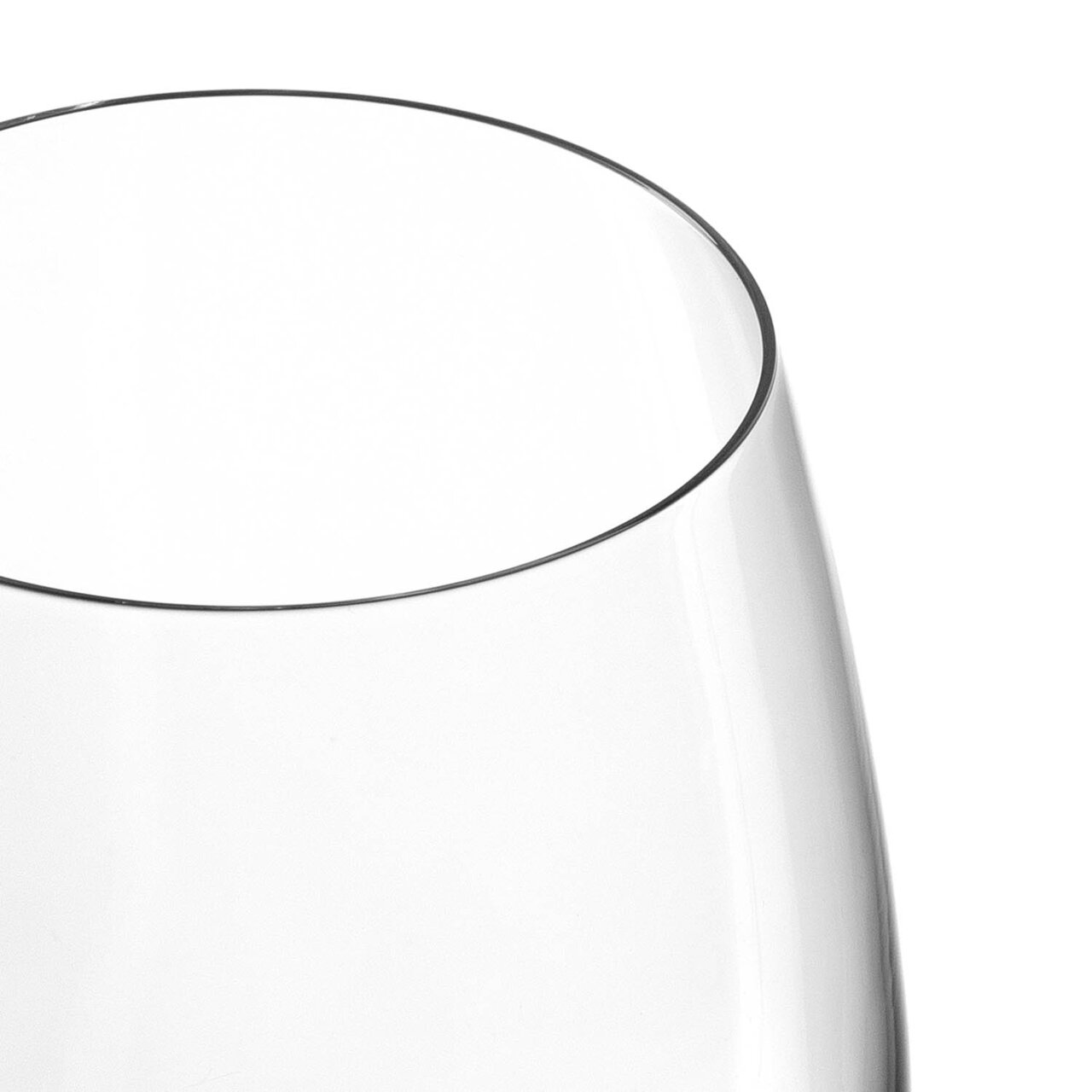Nahaufnahme eines klaren Wasserglases Daily 370ml, seitliche Perspektive