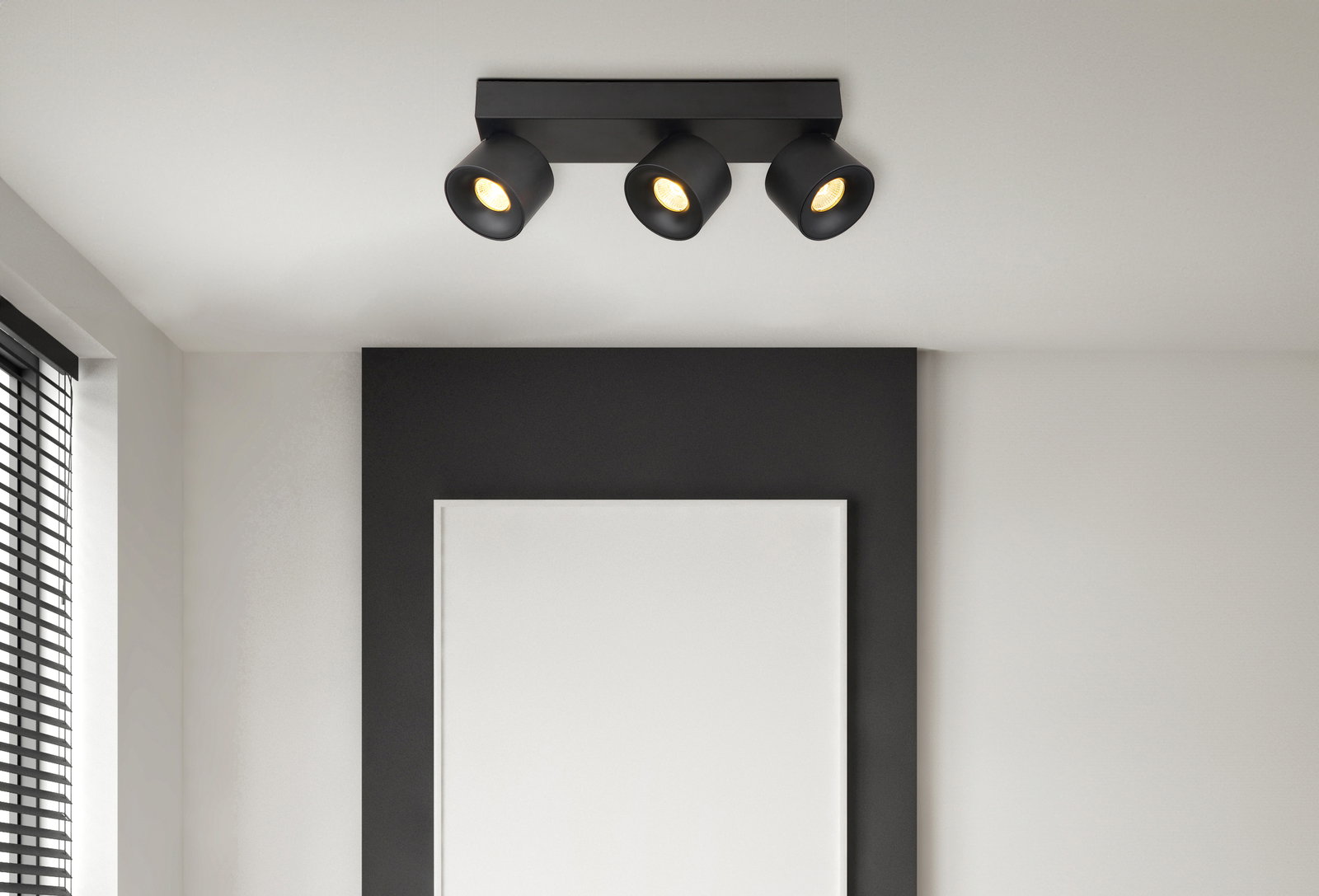 Dreifacher LED-Strahler in modernem Design, an der Decke montiert, mit schwarzem Gehäuse und warmem Licht, seitliche Perspektive.