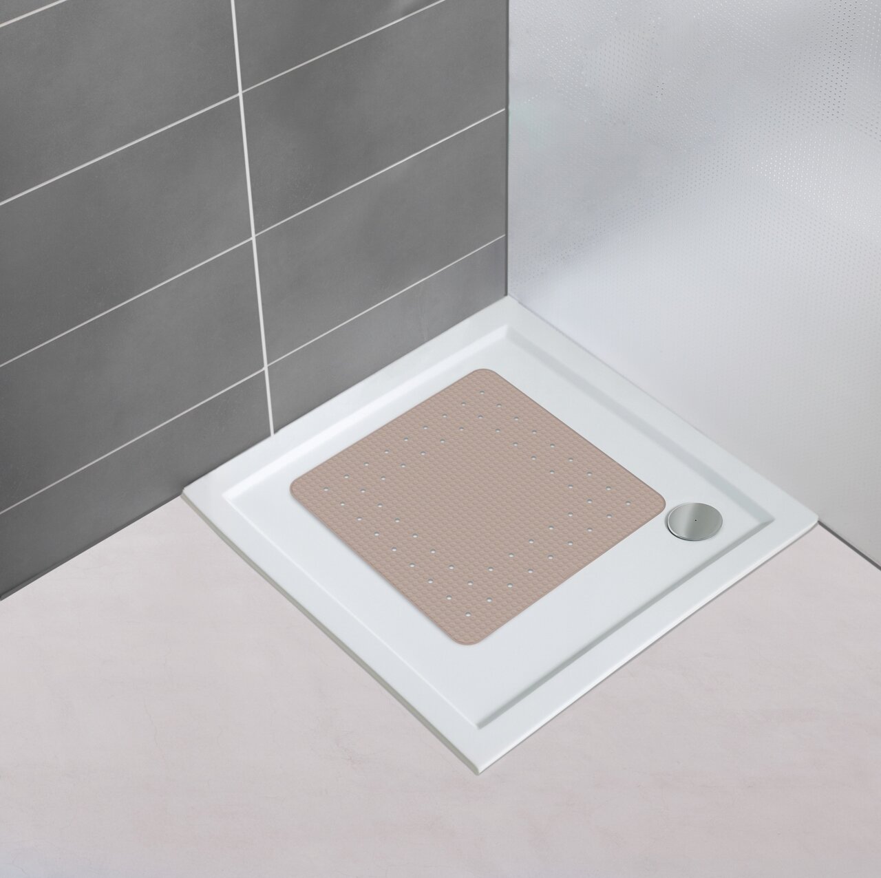 Mirasol-douchemat in taupe, rechthoekig, gefotografeerd van bovenaf in een witte douchebak.