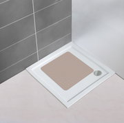 Mirasol-douchemat in taupe, rechthoekig, gefotografeerd van bovenaf in een witte douchebak.