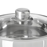 Nahaufnahme eines glänzenden Edelstahltopfdeckels mit Griff, von oben betrachtet.