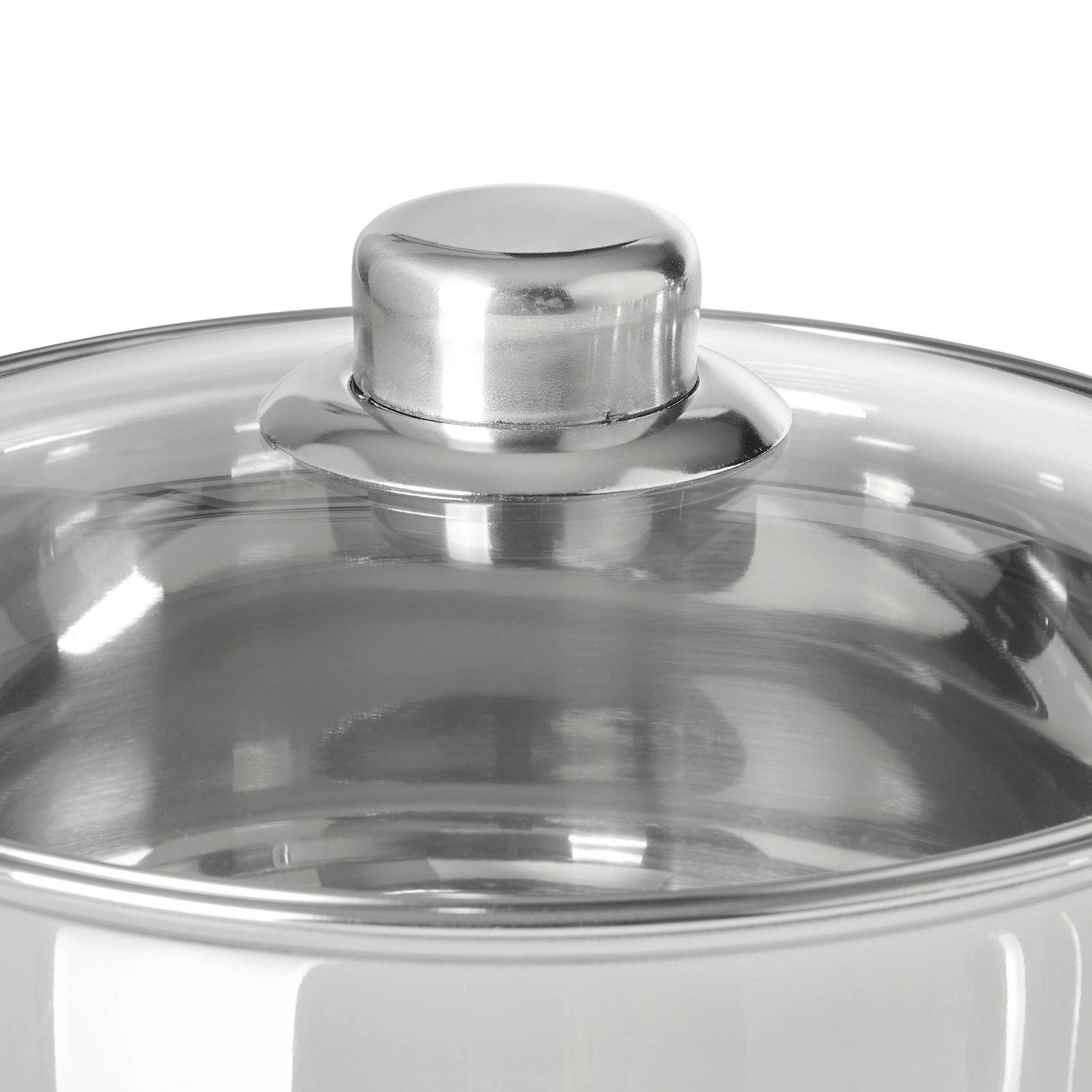 Nahaufnahme eines glänzenden Edelstahltopfdeckels mit Griff, von oben betrachtet.