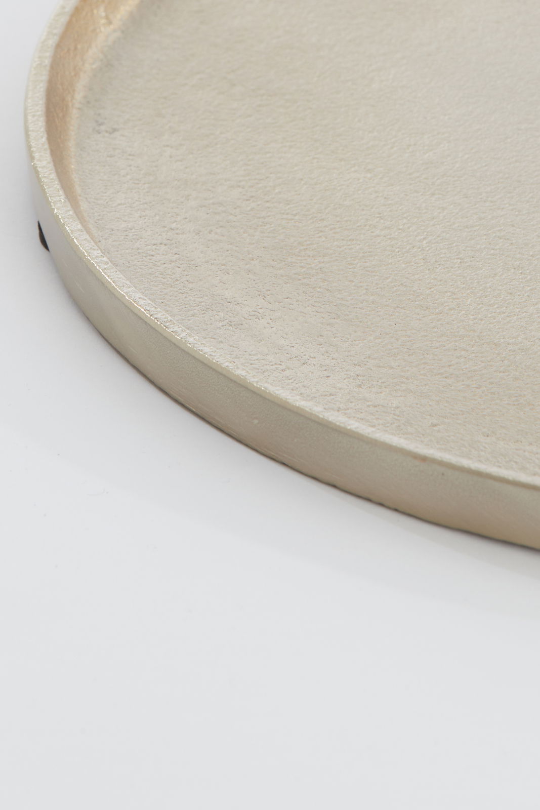 Light&Living Schale MAES Nahaufnahme einer runden, flachen Schale in hellem Goldton, seitliche Perspektive