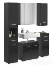 Moderne Badkombination in schwarzem Design mit Spiegel, Waschbecken und mehreren Schränken, frontal betrachtet.