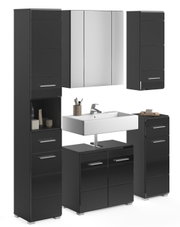 Moderne Badkombination in schwarzem Design mit Spiegel, Waschbecken und mehreren Schränken, frontal betrachtet.