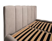 Polsterbettgestell mit gepolstertem Kopfteil in seitlicher Perspektive, sichtbare Holzlattenroste.